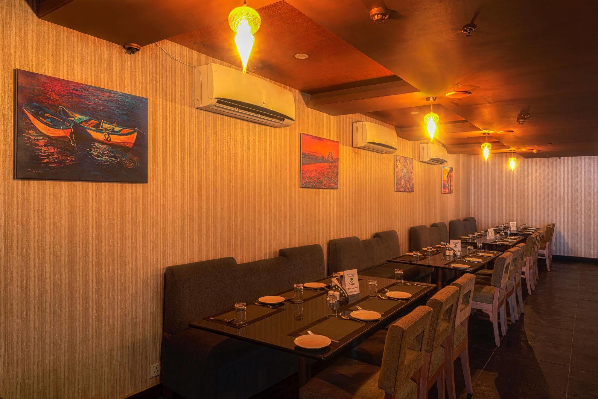 Treebo Trend Grand Plaza Nampally Hyderabad Exterior foto